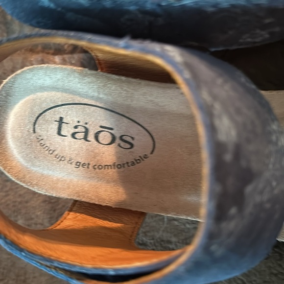 TAOS  Carousel 2 Blue Floral Leather Wedge Sz 7/7.5 - Picture 7 of 13